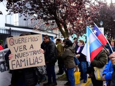 Manifestantes en el consulado de Bariloche protestaron por la reapertura de fronteras