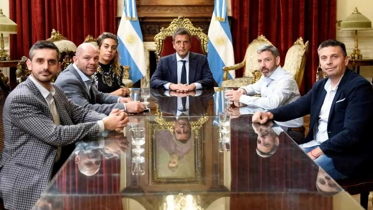 Sergio Massa junto a los dirigentes de la Patagonia. Fuente: (Twitter)
