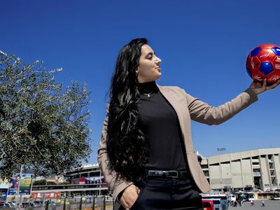 Excapitana de la selección de fútbol de Afganistán llama a las jugadoras a quemar sus uniformes