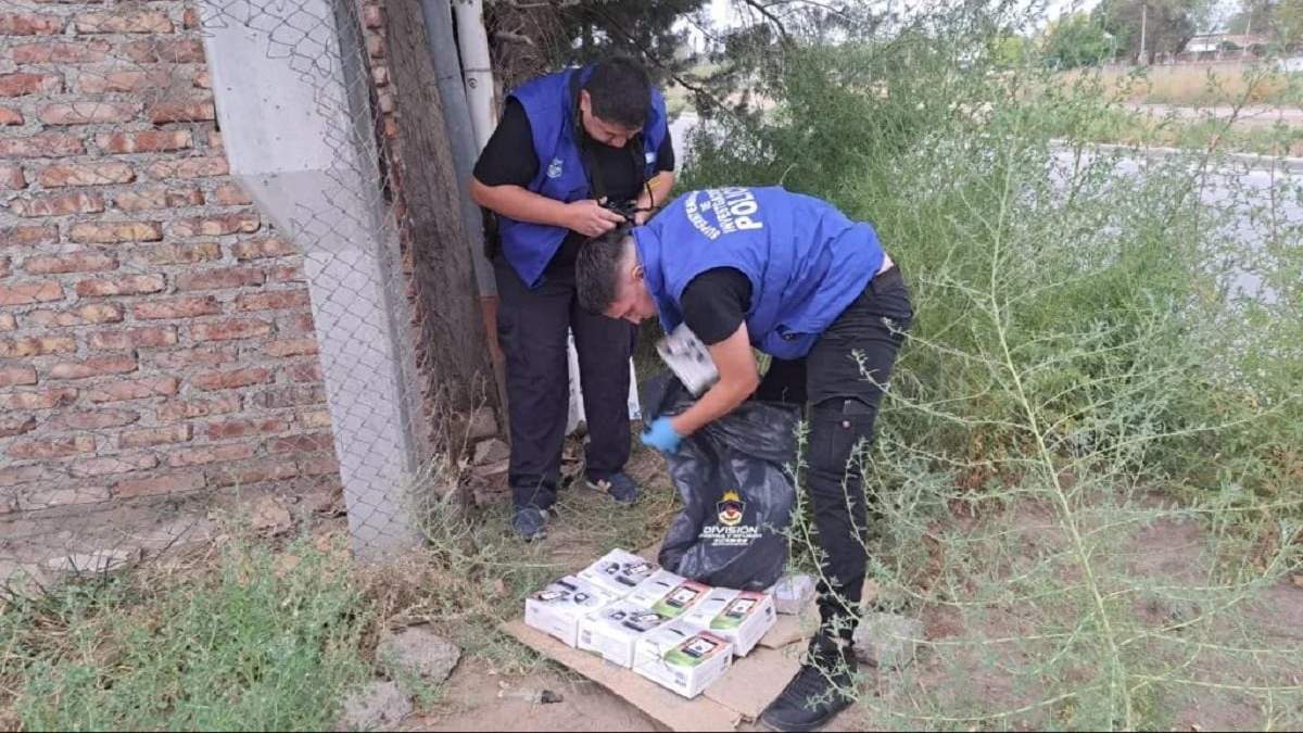 Los policías revisaron los elementos que quedaron en el lugar luego del frustrado intento de robo. Fuente: (Policía de Neuquén)