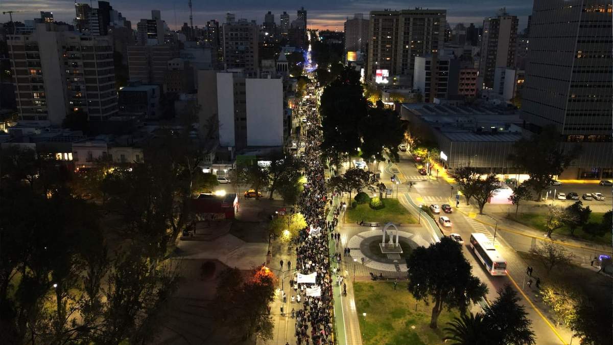 La masiva marcha atravesó la Avenida Argentina. Fuente: (Whatsapp)