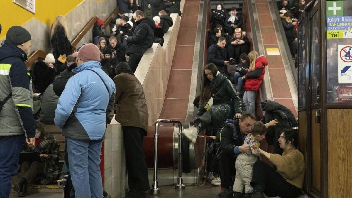 La gente se reúne en una estación de metro utilizada como refugio antiaéreo durante un ataque con cohetes rusos en Kiev, Ucrania