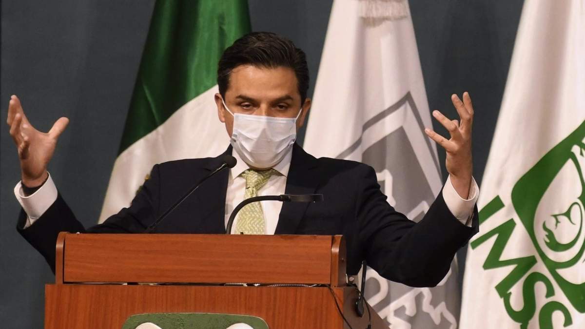 Zoé Robledo, titular del IMSS, habló sobre la aplicación de una vacuna a adulto mayor