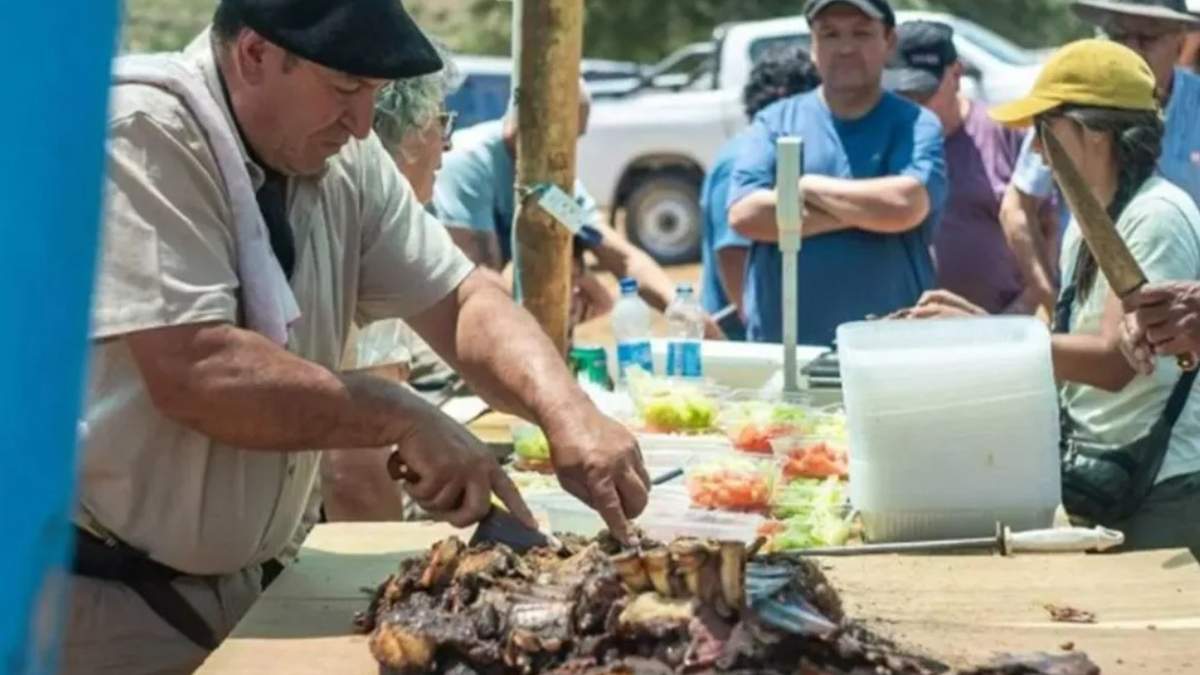 El asado con cuero forma parte de la identidad de Aluminé y la región. Fuente: (Gobierno de Neuquén)