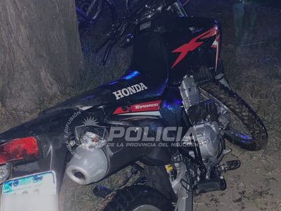 Iban en una moto robada y la tiraron al río para escapar de la Policía