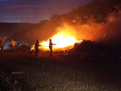 Incendio en Centenario desata alarma durante el temporal y deja 40 vehículos destruidos en un predio local