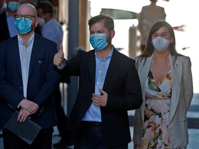 A dos semanas de su elección, Gabriel Boric y su entorno mantienen una alta popularidad
