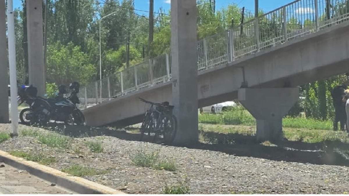 La situación fue muy tensa en el puente peatonal por el joven que se trepó a la reja con intenciones de arrojarse al vacío. Fuente (Centenario Digital)