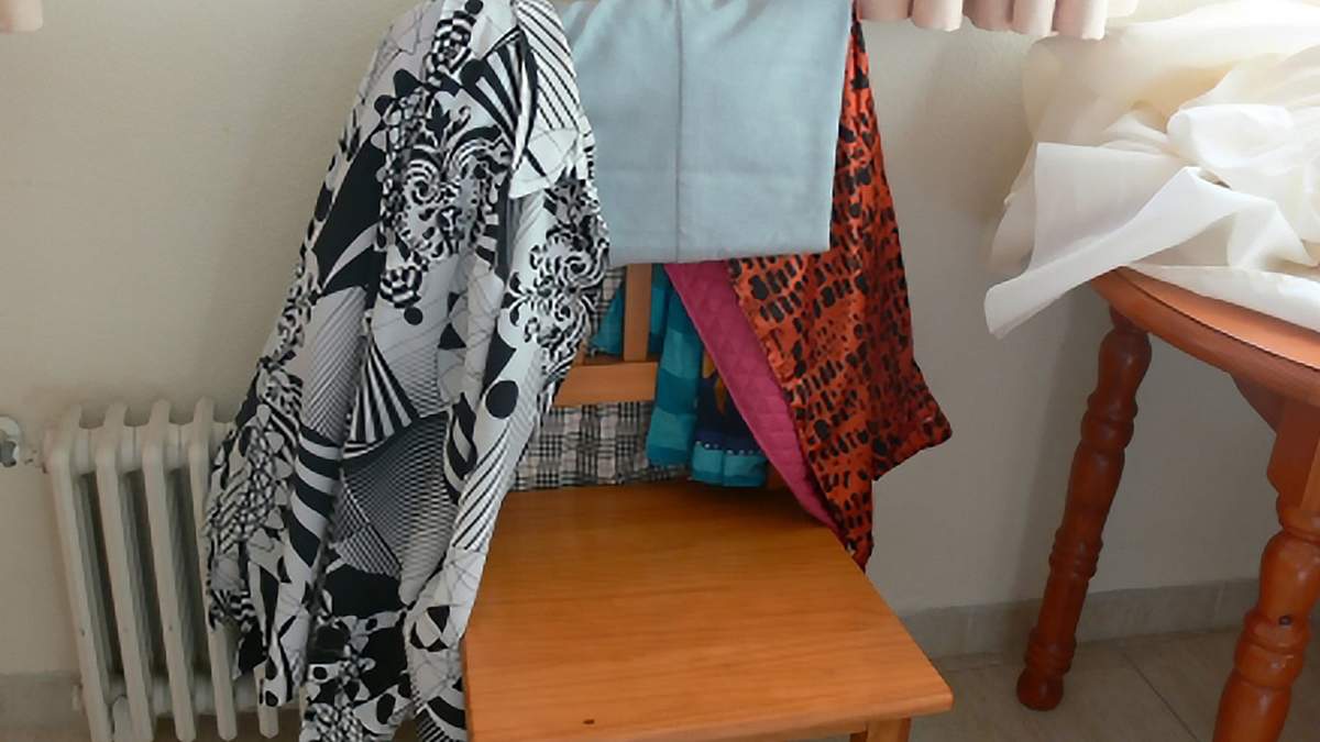 Ropa sobre la silla. Fuente: (Instagram)