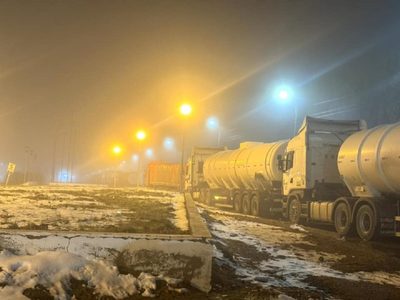 Caos en la Ruta 22 por el temporal de nieve: Más de 50 camiones varados en Cutral Co