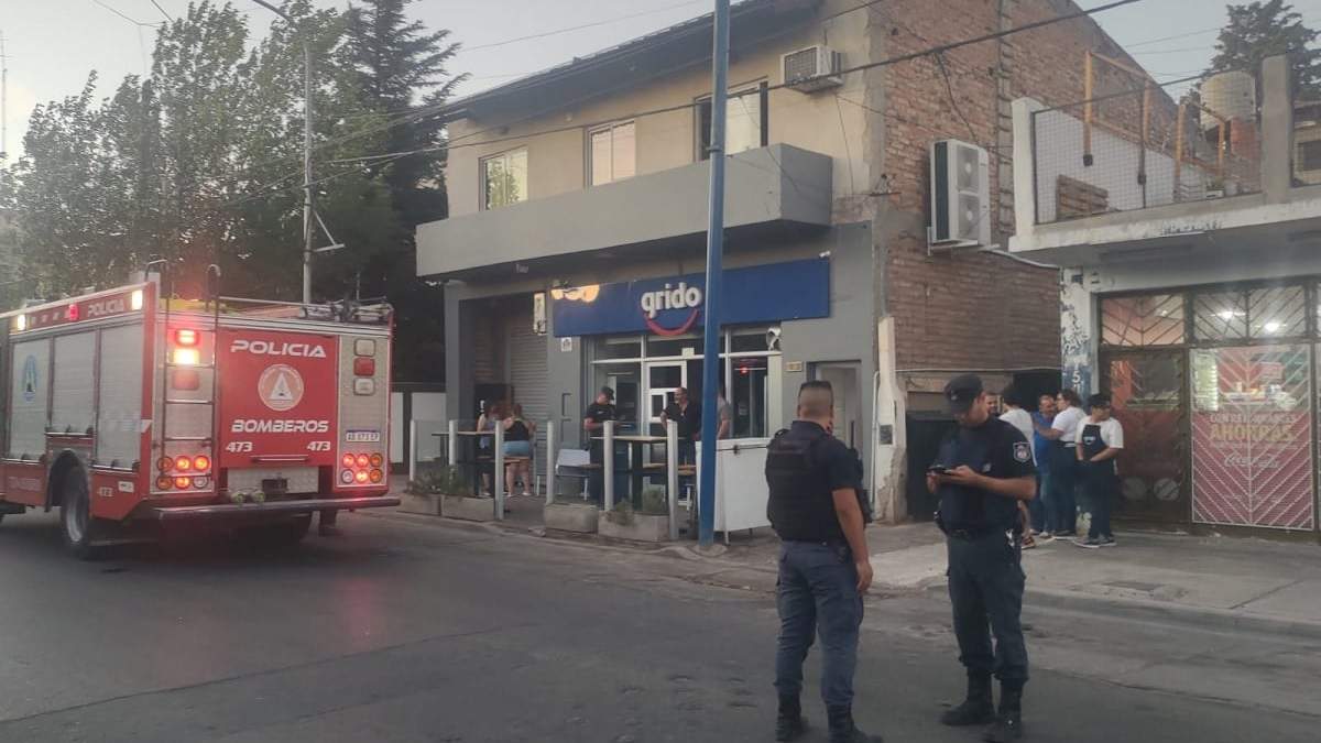 El principio de incendio se registró en la heladería de San Martín al 3900. Fuente (Marcelo Castro)