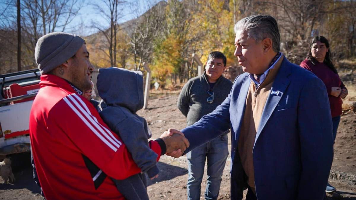 El gobernador, Rolando Figueroa saluda a un habitante de Coyuco Cochico. Fuente: (X)