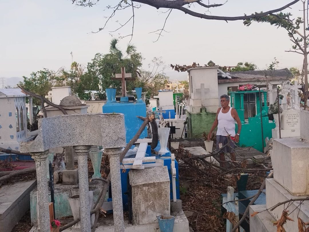 Panteón Las cruces, en Acapulco, después del paso del huracán Otis. Foto Margena de la O