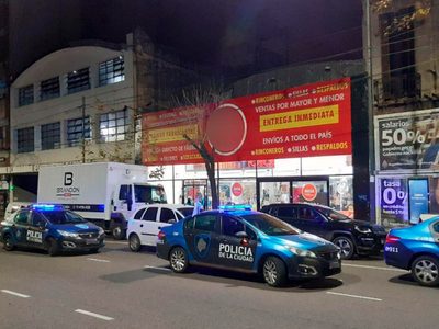 En plena cuarentena: allanaron una mueblería porque realizaban una fiesta electrónica