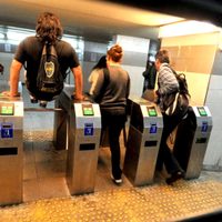 Metrodelegados liberan los molinetes Jueves y viernes en 4 estaciones (horarios)