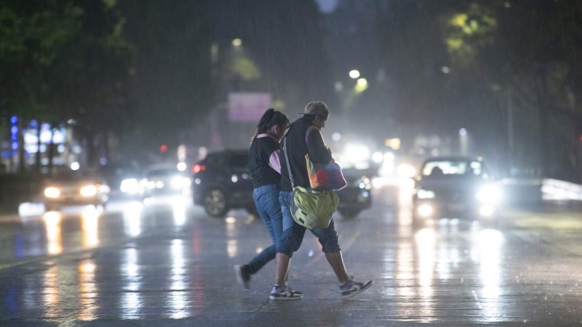 Autoridades recomiendan en estos días llevar paraguas e impermeable