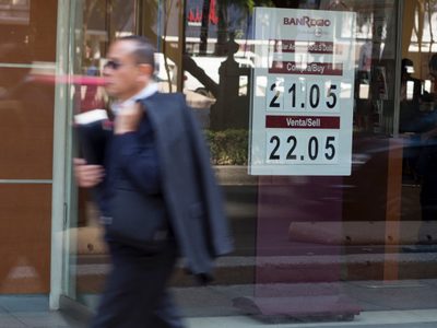 El peso se deprecia 0.42% al arrancar la semana