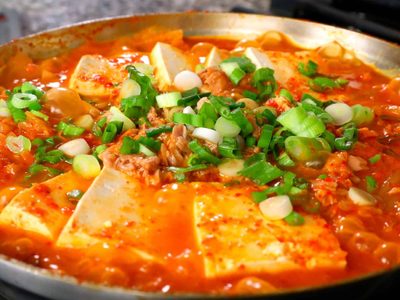 Una de las favoritas de Jung Hae In: Kimchi jjigae, la clásica sopa de la cocina coreana que se prepara en pocos pasos