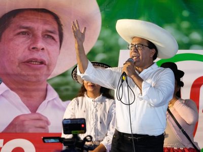Un izquierdista sorprende y se cuela a la segunda vuelta electoral en Perú