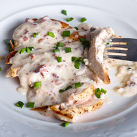 Pollo con crema de espinaca: la jugosa y deliciosa receta que queda perfecta para tu próxima cena