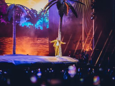 Canciones de Bad Bunny pierden popularidad en Spotify tras videos donde lanza celulares de sus fans