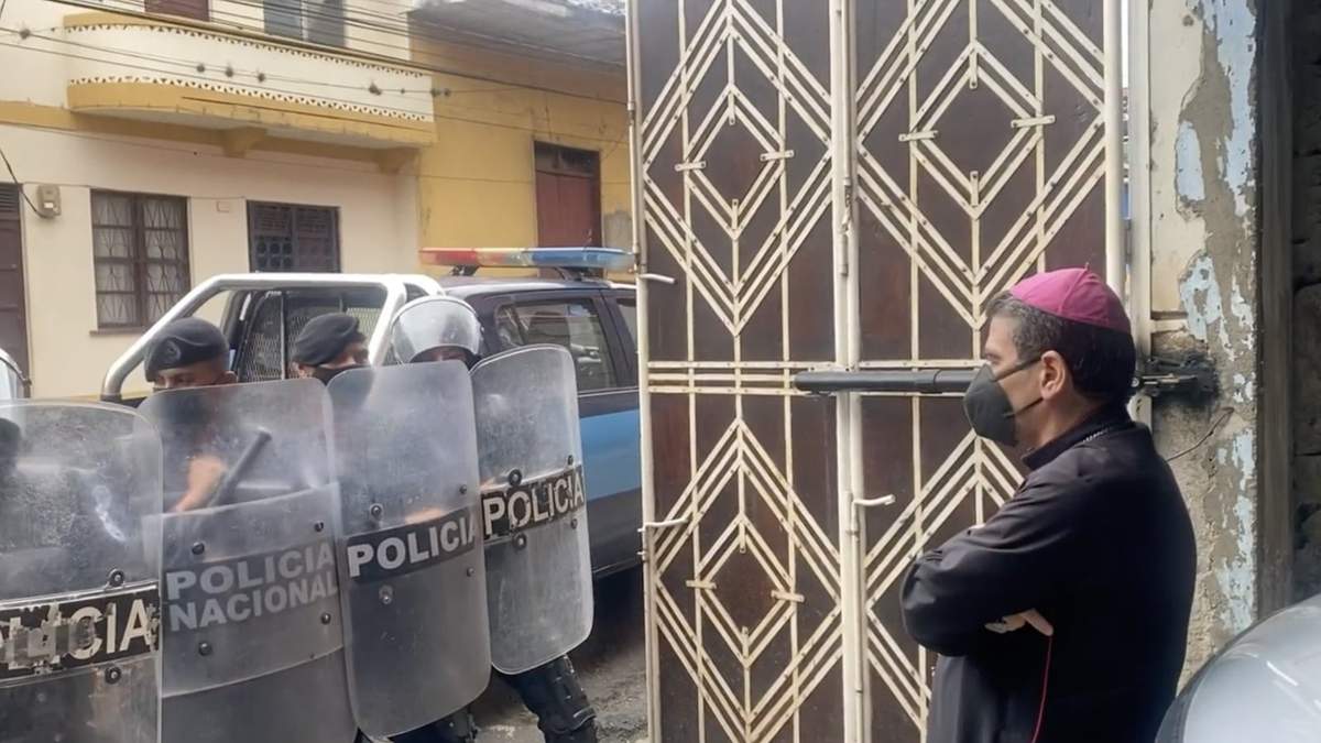 Policías antimotines enfrentaron al obispo Rolando Álvarez, abierto crítico del gobierno de Nicaragua