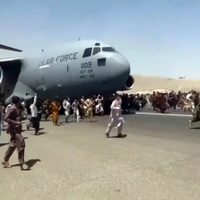 El caos se apodera del aeropuerto de Kabul, con intentos desesperados para salir de Afganistán