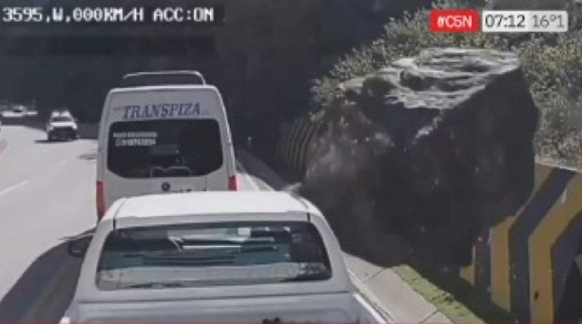 Una roca gigante cayó sobre una camioneta Toyota que se encontraba detenida sobre la carretera