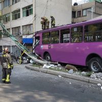 Choque entre autobús y tres autos en la colonia Portales Norte deja 21 heridos