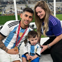 Cuti Romero fue padre y mostró la primera foto junto a su hija viendo a la Selección Argentina