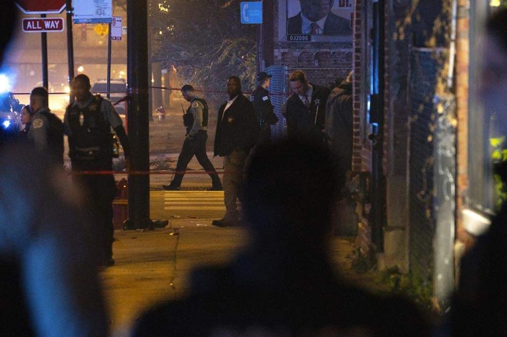 Policía de Chicago trabaja en la escena de un tiroteo en el West Side, 31 de octubre de 2022
