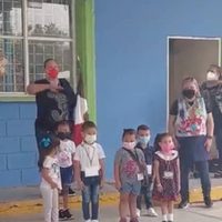 "Saludar, ¡ya!", fue la orden a los niños de la escolta... y su respuesta se volvió viral (Video)