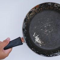 El nuevo enemigo silencioso en la cocina: qué utensilios liberan partículas invisibles que afectan la salud