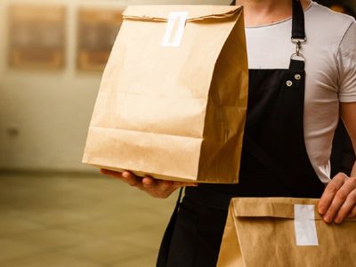Si tenés bolsas de papel y un envase de plástico, no lo tires: hacé estos canastitos hermosos para vender o regalar