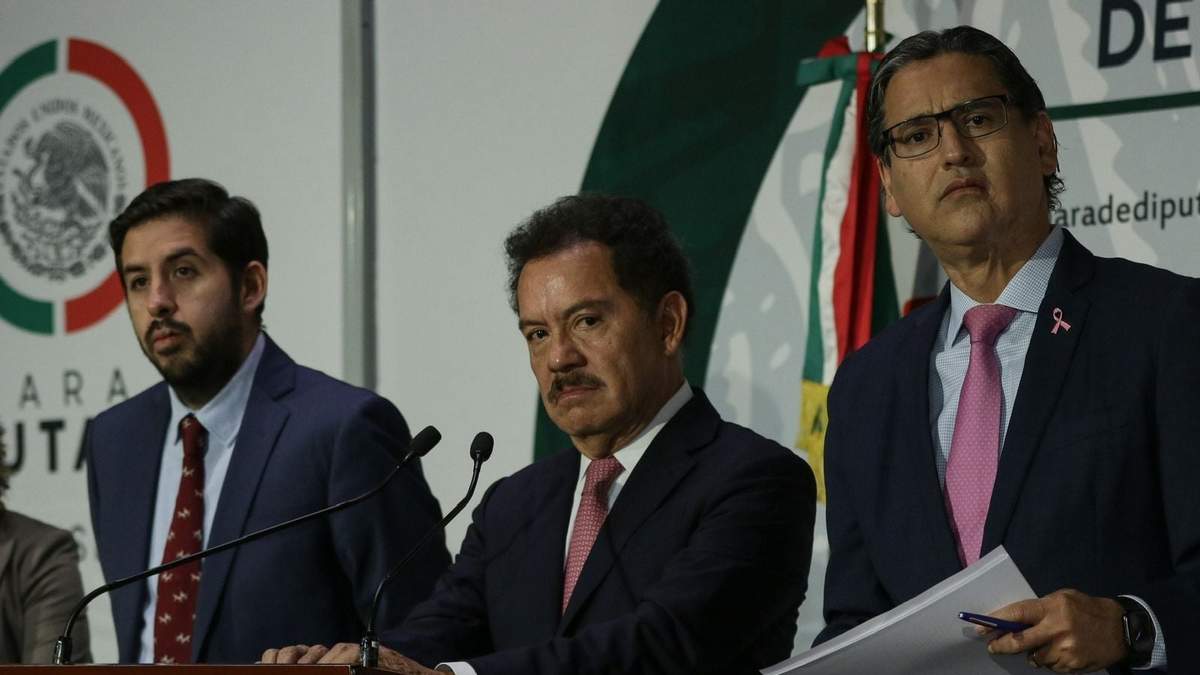 Hamlet García Almaguer, Ignacio Mier y Erasmo González Robledo, en la conferencia de prensa