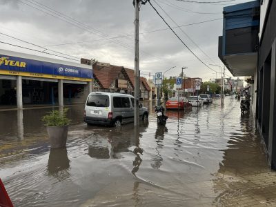 “Con el agua hasta la rodilla”: así está la ciudad de Neuquén en medio de la tormenta