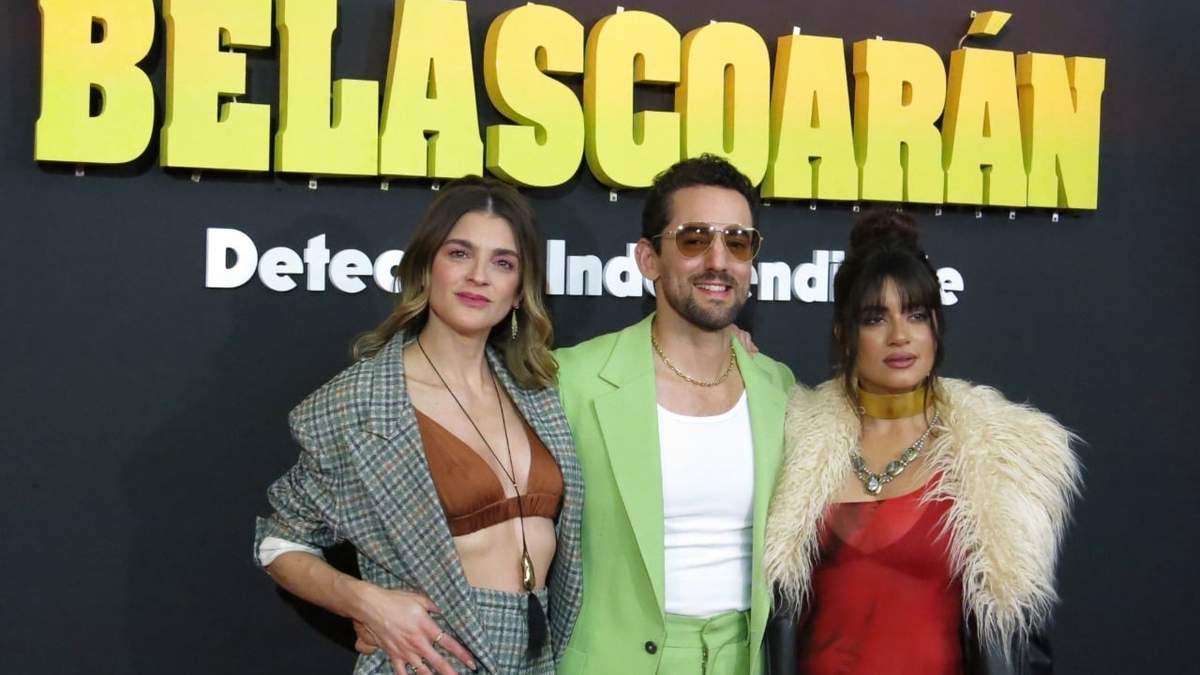 Irene Azuela, Luis Gerardo Méndez y Paulina Gaitán en la alfombra roja de la serie "Belascoarán"