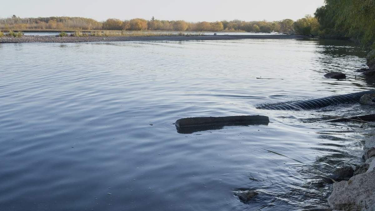 El caño corrugado de grandes dimensiones vierte líquidos cloacales al río Limay. Fuente: Emiliano Ortiz