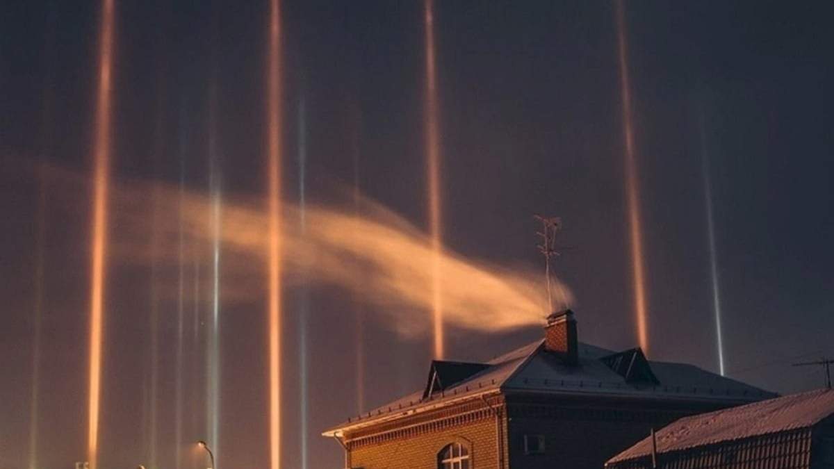 Columnas de luz sobre la ciudad de Tiumén. Fuente: (Twitter)