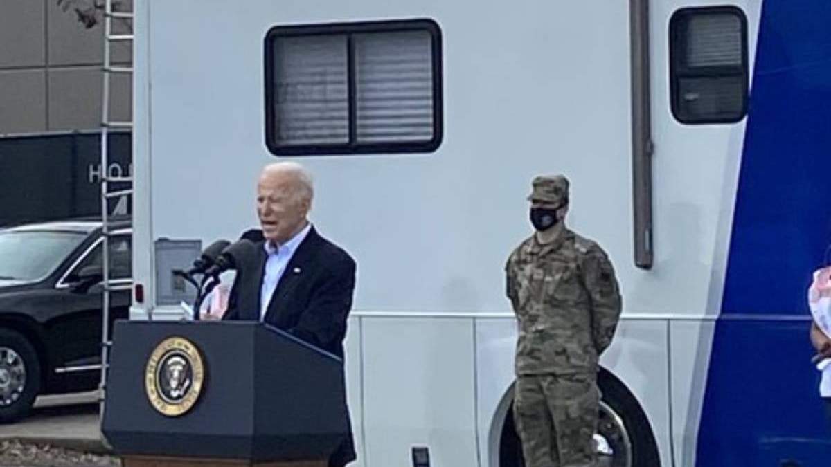 Joe Biden en un centro de vacunación en Houston