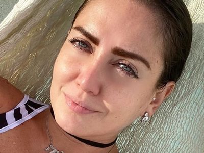 ¡Apenas una toalla! Celia Lora en bata, muestra y… ¡cuidado!