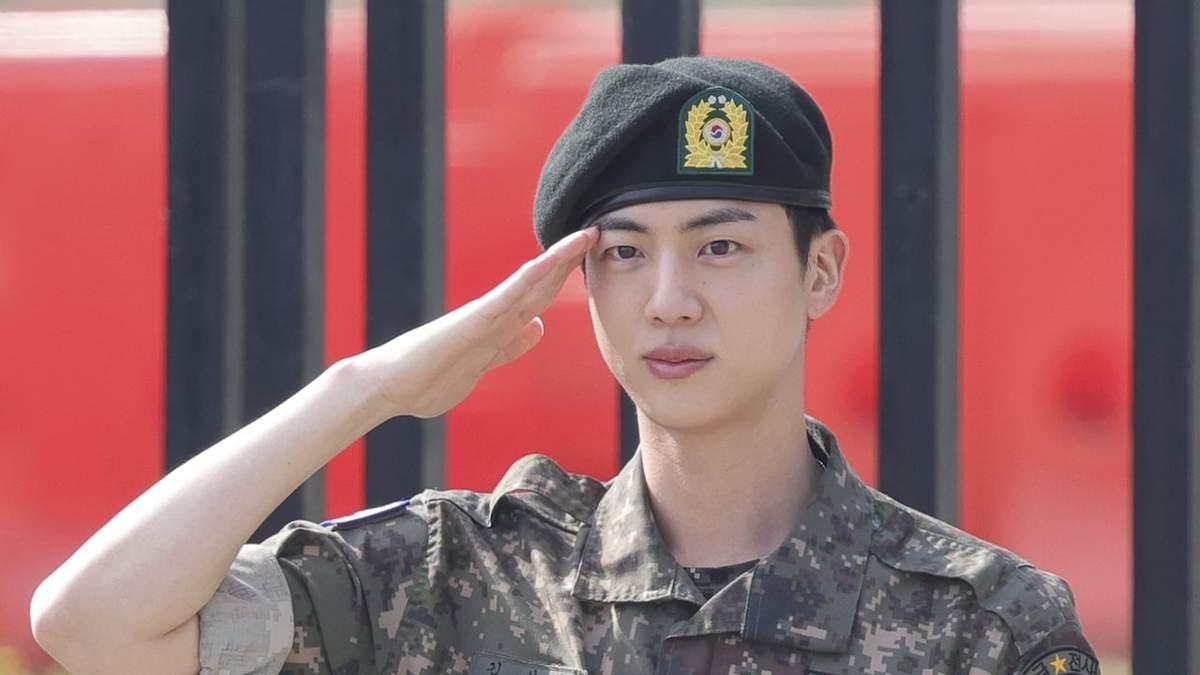 Jin, miembro de la banda de K-pop BTS, saluda después de concluir su servicio militar obligatorio