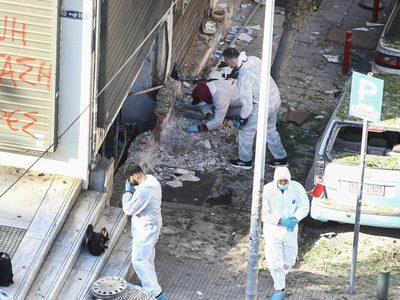 Una mujer muere al explotarle una bomba que iba a colocar afuera de un banco en Grecia