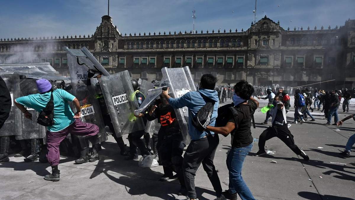 Enfrentamiento entre policías y manifestantes en la marcha de Generación Z, en el Zócalo de la Ciudad de México