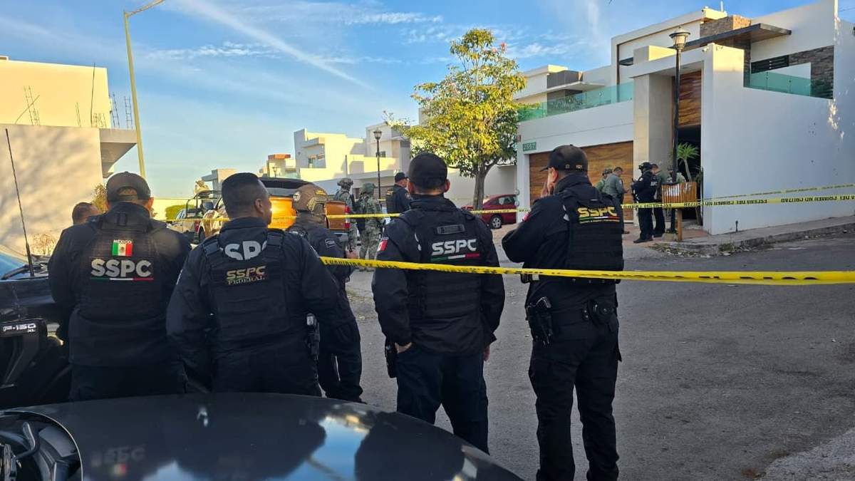 Elementos policiacos acuden al domicilio del nuevo dirigente del Stasac, Homar Salas, tras el ataque contra su casa en Culiacán, el miércoles 18 de febrero de 2026