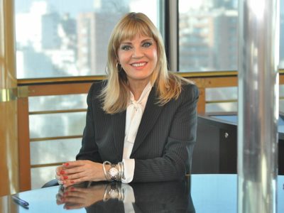 La que sabe, sabe: Teté Coustarot sorprende con el tapado elegante y calentito que todas quieren en invierno