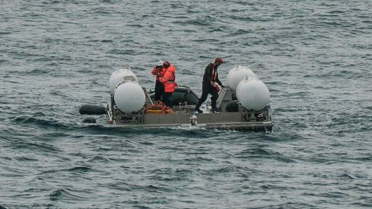 El submarino Titán es preparado para sumergirse el domingo 18 de junio de 2023
