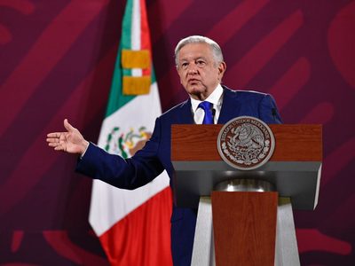 “Muchas gracias”, es un orgullo que me hayan declarado persona non grata en Perú: AMLO
