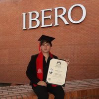 Rodrigo Márquez, hermano de "Fofo", presume título universitario en Comunicación por la Ibero