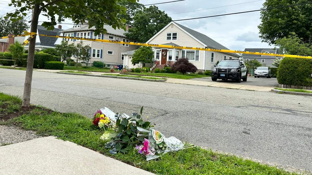 Unas flores colocadas al otro lado de una casa en Broadway Street, en Newton, Massachusetts